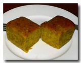 バナナスポンジケーキを切り分ける