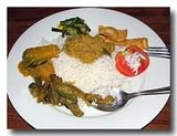 ご飯とスリランカのカレーをサーヴしたところ。