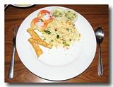 料理を皿に取り分けたところ（スリランカツーリストイン）