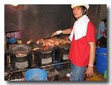 クンパオ作りに精を出す青年　ヤワラーの屋台の焼き場