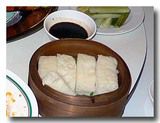 豚皮を包むパンの薄切り