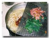 鴨の下でうどんを茹でる