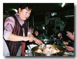 鍋の締めの炒飯を作ってくれるアジュンマ