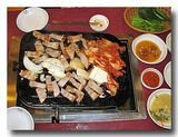サムギョプサル　肉をはさみで切った後