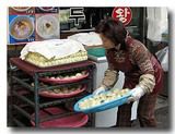 店が狭いので仕込んだマンドゥを外でストック