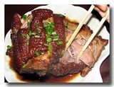 龍蹄 豚の太股の醤油煮込み 箸でほぐしたところ