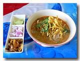 カオソーイ　タイ風カレーラーメンと漬け物