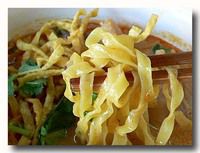 カオソーイ　タイ風カレーラーメン　麺アップ