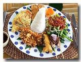 ナシ・チャンプル（ナシ・ラメス）　おかずのせごはん　２
