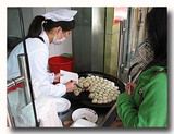 生煎饅頭 焼き小籠包を鉄板から熱々を販売