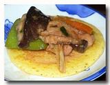 牛肉玉米餅　野菜と牛肉の炒め物　トウモロコシのパンケーキ添え