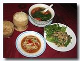 カオニャオとタムマークフンなどのおかず