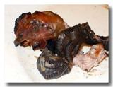 残った甕窯鶏の頭と足。