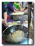 QQ蛋 球形たまご餅 を作っているところ