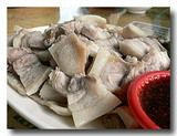 蒜泥白肉　ゆで豚バラ肉の大蒜ソース　山盛りの豚バラ