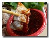 蒜泥白肉　ゆで豚バラ肉の大蒜ソース　ソースに肉をつけたところ
