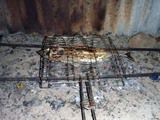 焼き網で挟んでこんがりとカツオを両面焼き