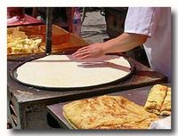 鶏蛋餅 特大タマゴパイを焼いているところ