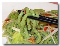 目魚面 イカのすり身麺 箸でつまんだところ