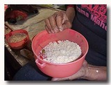 ケイ・クチル島 トゥアルの市場でエンバルを食べていたおばさんの弁当箱